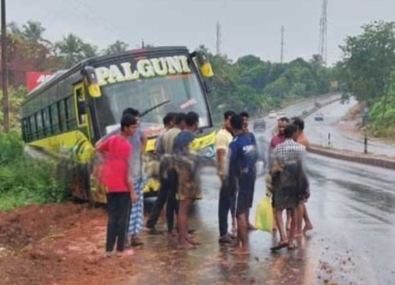 Bantwala: Many people were injured when a bus fell into a drain in Tumbe