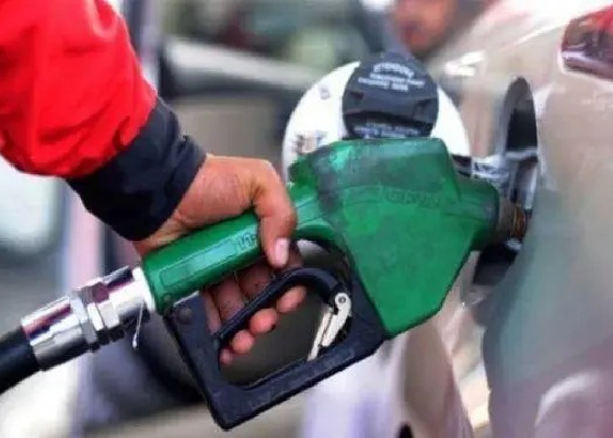 Khatarnaks fill their car with petrol and run away without paying the money