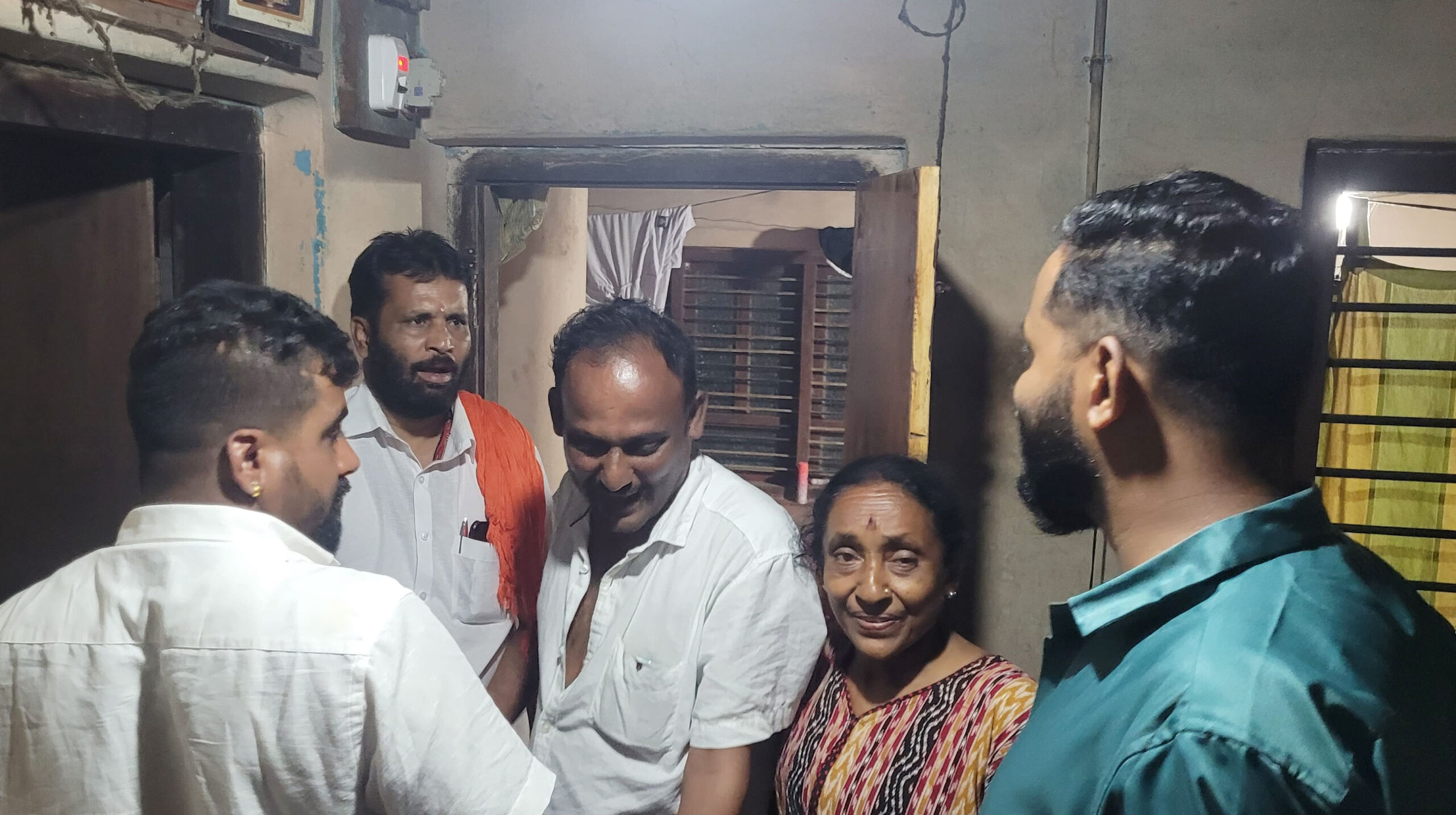 ದರೋಡೆ ನಡೆದ ಮನೆಗೆ ಅರುಣ್ ಪುತ್ತಿಲ ಭೇಟಿ – ಮನೆಯವರಿಗೆ ಧೈರ್ಯ ತುಂಬಿದ ನಾಯಕ
