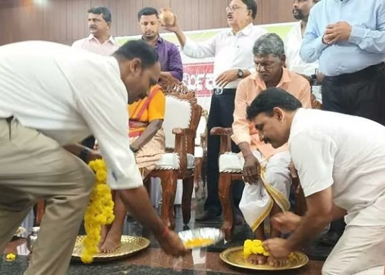 Mangaluru Mayor performs padapuja of pourakarmikas