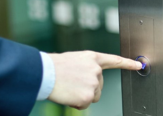 Man dies after falling from lift to 4th floor